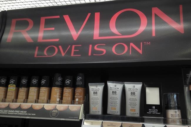 ARCHIVO - Productos Revlon en exhibición en una tienda, 5 de julio de 2016, en North Andover, Massachusetts. Revlon, la multinacional de productos de belleza creada hace 90 años, ha solicitado la quiebra, agobiada por las deudas, los trastornos a su red de suministro de insumos y el aumento vertiginoso de los costos. (AP Foto/Elise Amendola, File)