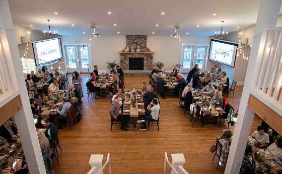 Attendees are seated at the 2021 Free Press Fall Supper at Whitetail Meadow. (Jessica Lee / Winnipeg Free Press files)