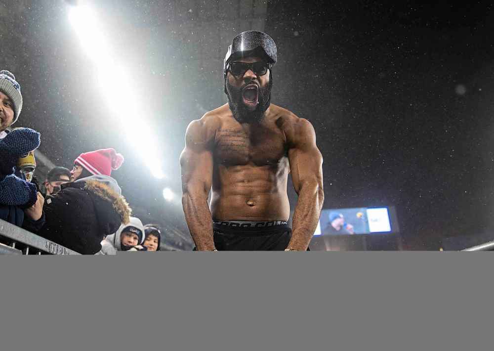 Bombers player Rasheed Bailey flexes his muscles as he celebrates the team's win. (Jessica Lee / Winnipeg Free Press)