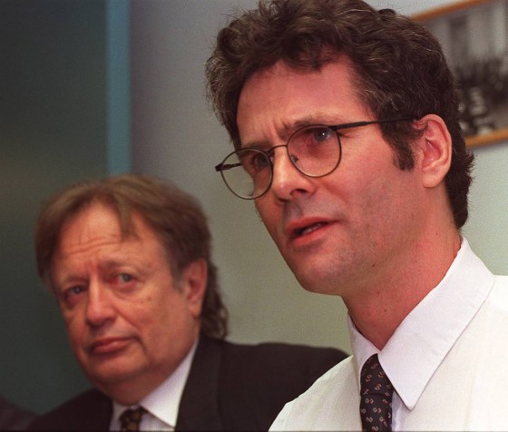 David Milgaard (right) with his lawyer, Hersh Wolch, in 1998. (Ken Gigliotti / Winnipeg Free Press files)