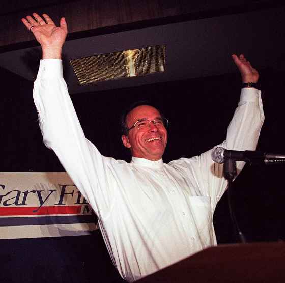 In pre-election fanfare form, Premier Gary Filmon waves to a crowd after entering Manitoba PC convention. (Joe Bryksa / Winnipeg Free Press files)