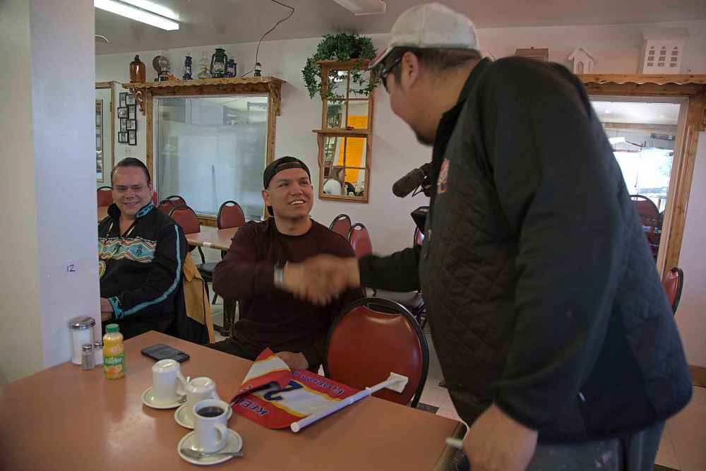 Melissa Martin / Winnipeg Free Press
Warren Halcrow shakes Brady Keeper's hand at a Cross Lake restaurant, before Keeper's homecoming parade begins.