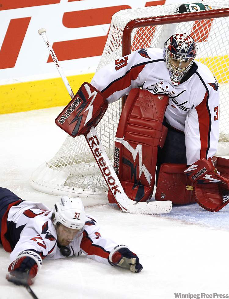 John Woods / Winnipeg Free Press
Washington Capitals defenseman Karl Alzner (27) blocks a Winnipeg Jets shot with his chin during second period NHL action in Winnipeg on Thursday.
