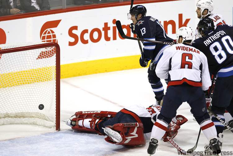 John Woods / Winnipeg Free Press
Winnipeg Jets forward Kyle Wellwood (13) scores against the Washington Capitals during second period NHL action in Winnipeg on Thursday.