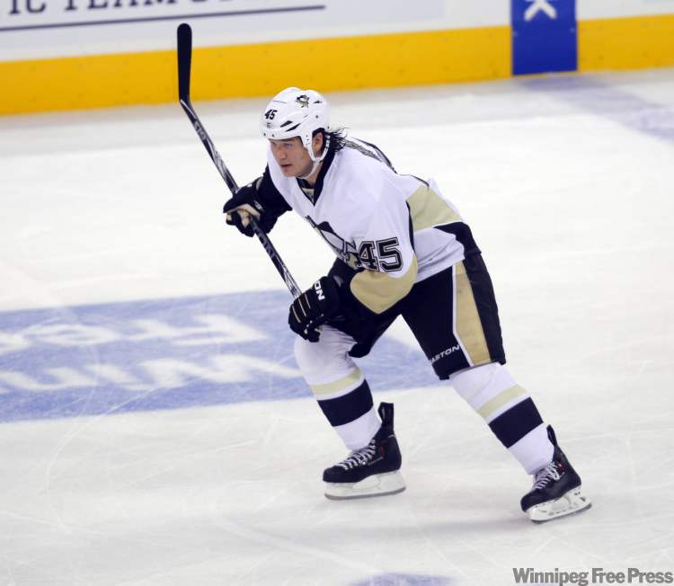 Pittsburgh Penguins' Aaron Asham skates after the play during first-period action. (Boris Minkevich / Winnipeg Free Press)