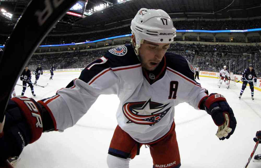 Trevor Hagan / Winnipeg Free Press
Columbus Blue Jackets' Brandon Dubinsky (17) plays the puck in the corner against the Winnipeg Jets at MTS Centre in Winnipeg Saturday.