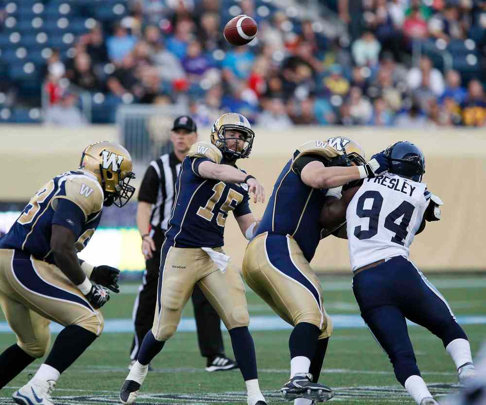 JOHN WOODS / WINNIPEG FREE PRESS
Bombers quarterback Max Hall throws a pass in the first half.