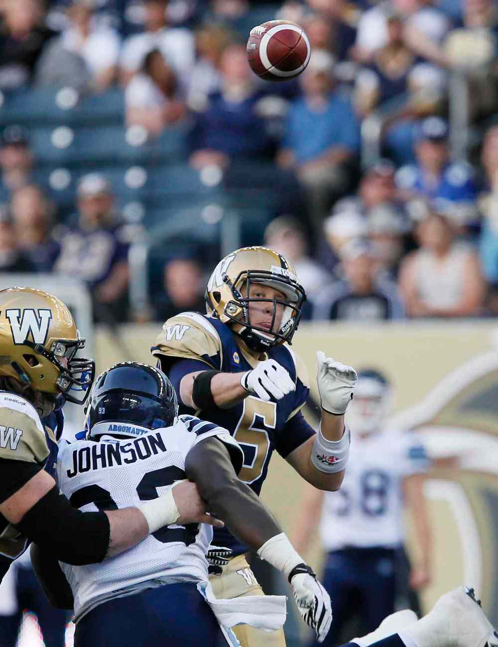 JOHN WOODS / WINNIPEG FREE PRESS
Bombers quarterback Drew Willy throws against the Argo pass rush in the first half.