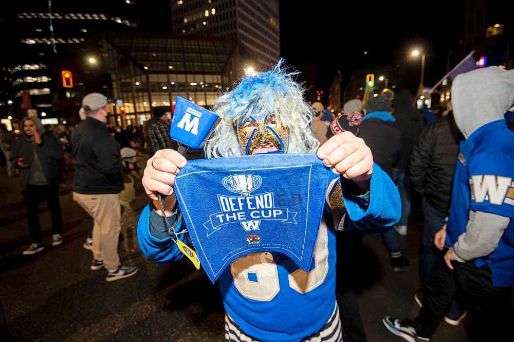 Ben Friesen showed off his modified Blue Bombers towel. (Mike Sudoma / Winnipeg Free Press)