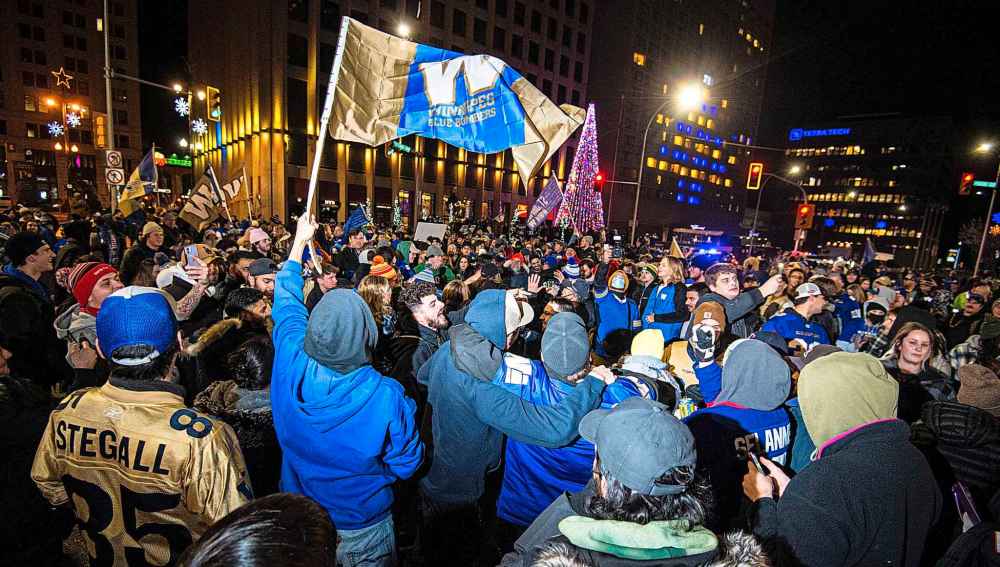 The crowd grew as the evening went on. (Mike Sudoma / Winnipeg Free Press)