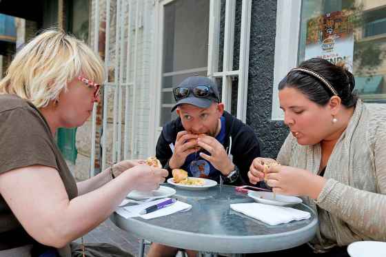 Ben tastes another 2017 Le Burger Week entry, again demonstrating he’s unable to do so with anything resembling discretion or class.(Justin Samanski-Langille / Winnipeg Free Press files)