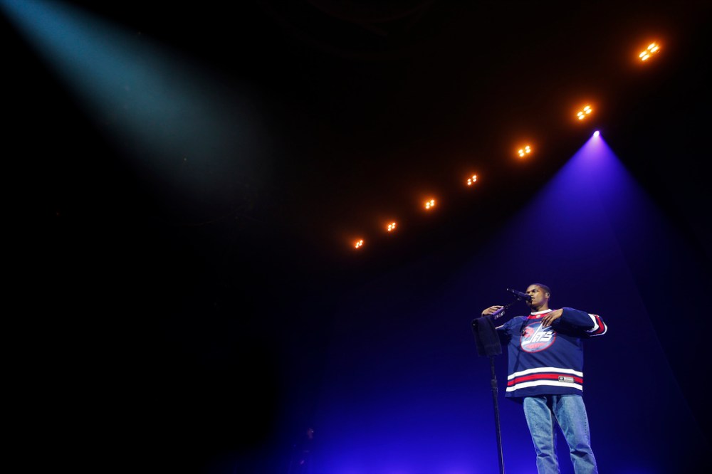 JOHN WOODS / WINNIPEG FREE PRESS
Daniel Caesar performs at Bell MTS Place in Winnipeg, Wednesday.