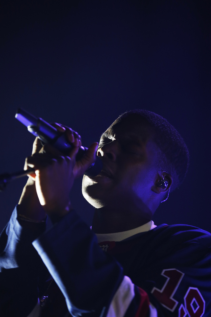 JOHN WOODS / WINNIPEG FREE PRESS
Daniel Caesar performs at Bell MTS Place in Winnipeg, Wednesday.
