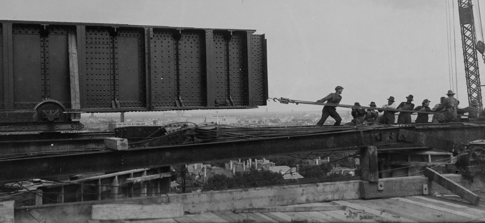Workers construct the base of the dome in 1918 (Archives of Manitoba).