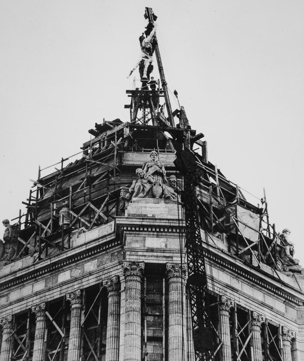 The Golden Boy is hoisted onto the dome in November 1919 (Archives of Manitoba).