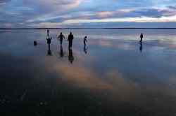 Tim Smith / Brandon Sun
Families skate, play hockey and explore the crystal clear ice covering Clear Lake as the sun sets in Riding Mountain National Park on a sunny and warm Monday afternoon. The lack of snow so far this year has created a rare opportunity for winter enthusiasts to enjoy the clear ice. In some areas you can see straight through to the bottom of the lake.