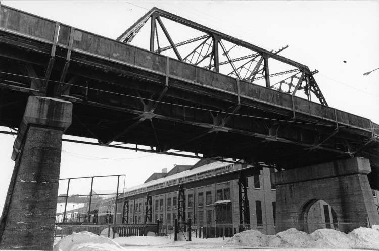 The south end of the Arlington Bridge is seen in 1979. (Winnipeg Free Press files)