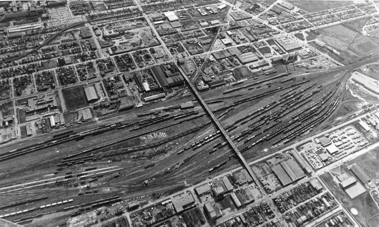 An aerial photo of the CP Rail Yard with the Arlington Street Bridge in 1980. (Ken Gigliotti / Winnipeg Free Press files)