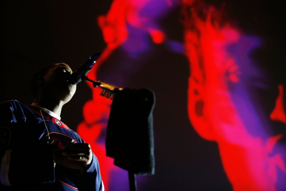 JOHN WOODS / WINNIPEG FREE PRESS
Daniel Caesar performs at Bell MTS Place in Winnipeg, Wednesday.