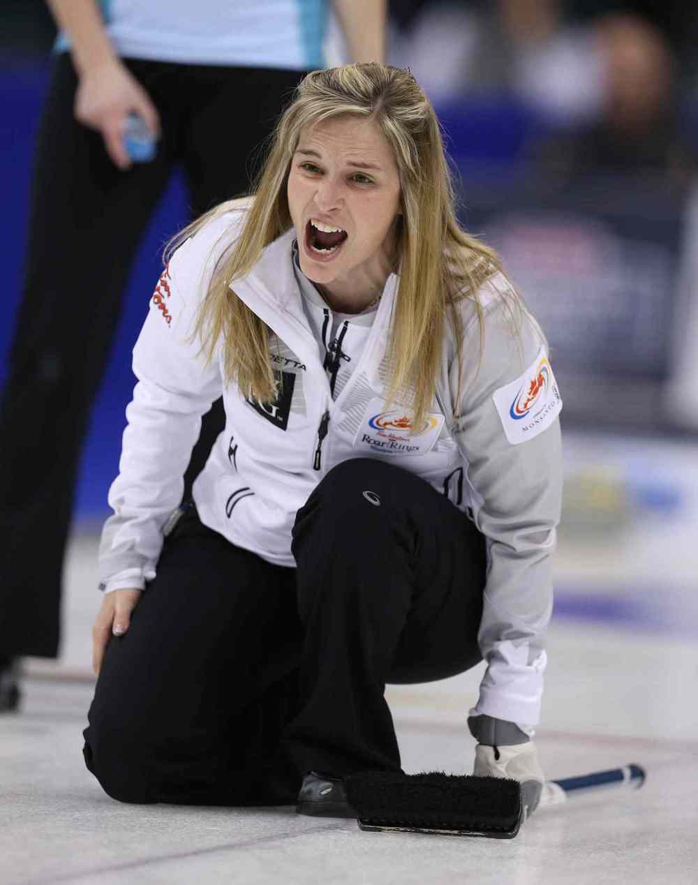 Jason Halstead / Winnipeg Free Press
Skip Jennifer Jones calls to her sweepers.