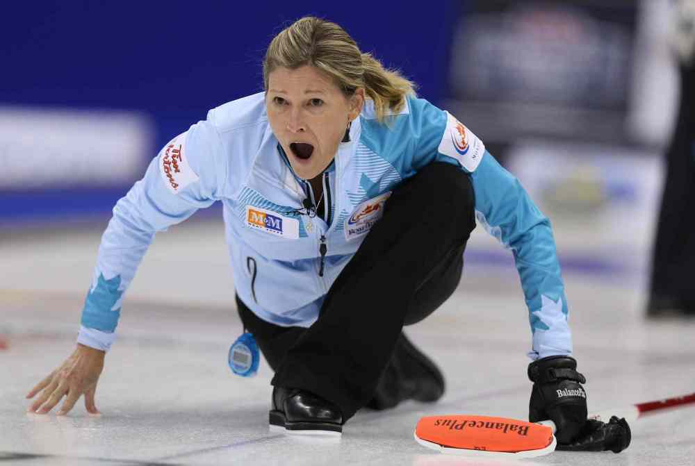 Jason Halstead / Winnipeg Free Press
Skip Sherry Middaugh calls to her sweepers during action against Jennifer Jones in the women's final.
