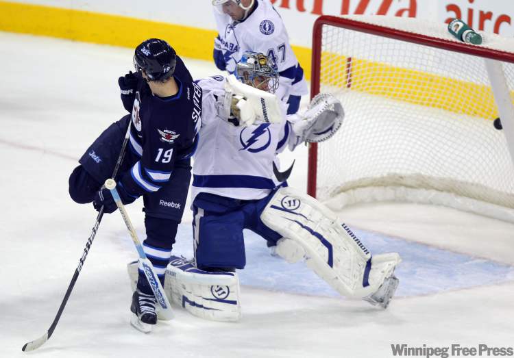 Boris Minkevich / Winnipeg Free Press
The Winnipeg Jets' Jim Slater provides some cover in front of the net during first-period action as the puck goes past Bolts' Dwayne Roloson. The goal by Dustin Byfuglien made the score 2-0 Winipeg.