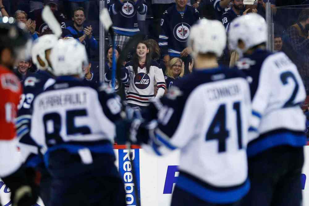 JOHN WOODS / WINNIPEG FREE PRESS
Winnipeg Jets fans celebrate Blake Wheeler's (26) goal against the Ottawa Senators during second period.