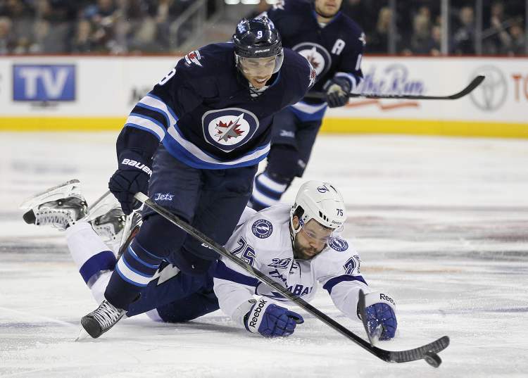 JOHN WOODS / WINNIPEG FREE PRESS
Winnipeg Jets' Evander Kane dodges the check from Tampa Bay Lightning's Radko Gudas during second-period NHL action in Winnipeg on Sunday.
