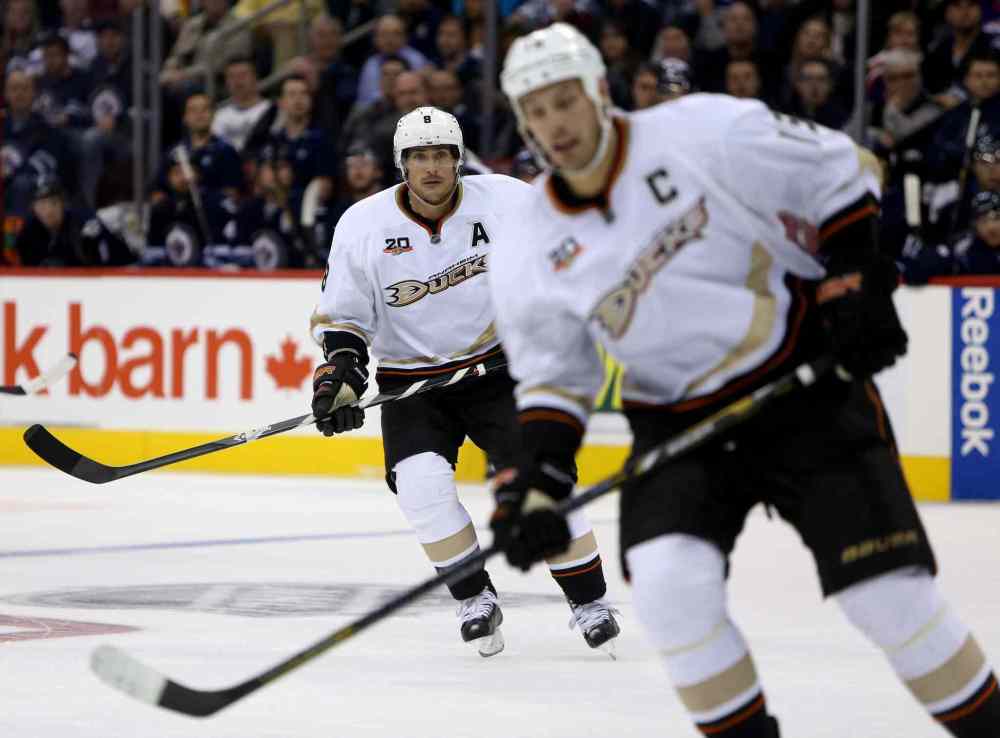 TREVOR HAGAN / THE CANADIAN PRESS
Anaheim Ducks' Teemu Selanne, left, and Ryan Getzlaf take a second- period shift.