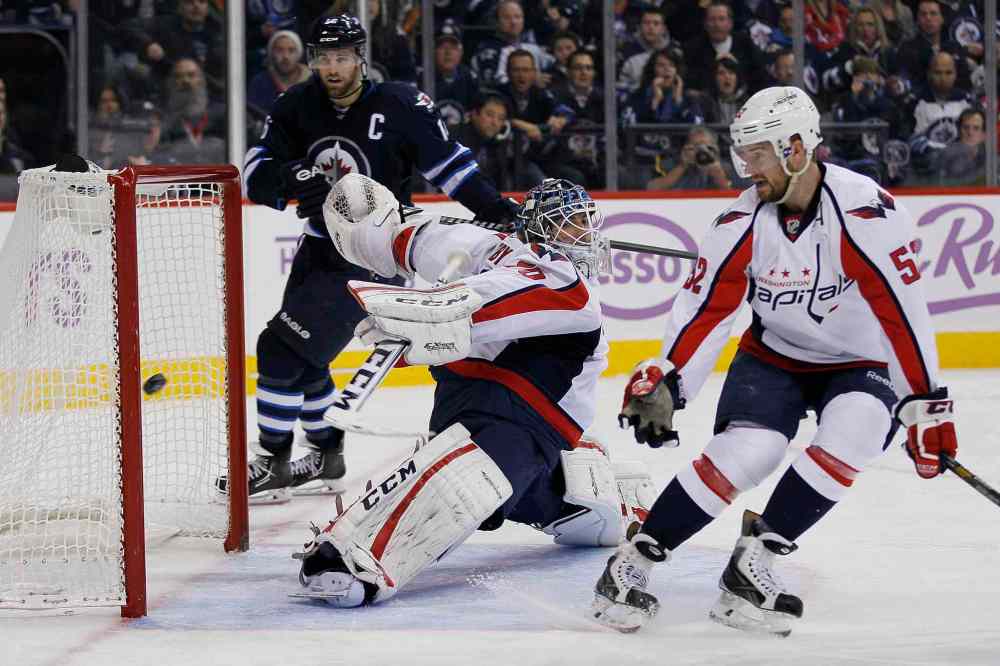JOHN WOODS / WINNIPEG FREE PRESS
Winnipeg Jets forward Andrew Ladd and Washington Capitals defenceman Mike Green watch as a shot from Jets forward Bryan Little's blasts past Capitals goaltender Braden Holtby during the second period.