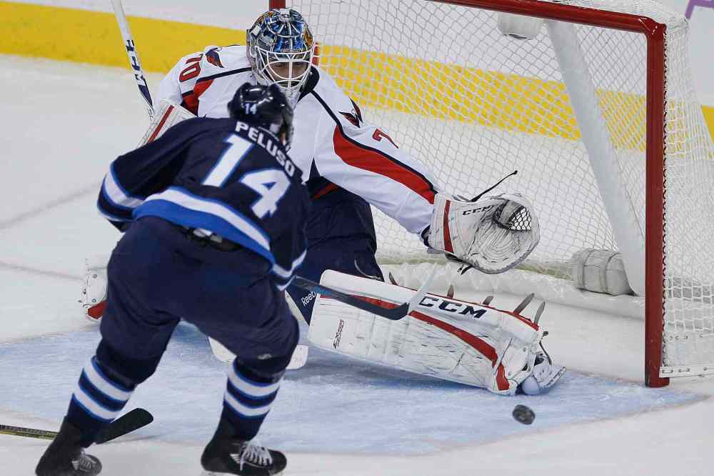 JOHN WOODS / WINNIPEG FREE PRESS
Winnipeg Jets forward Anthony Peluso misses this opportunity to score on Washington Capitals goaltender Braden Holtby during the first period.