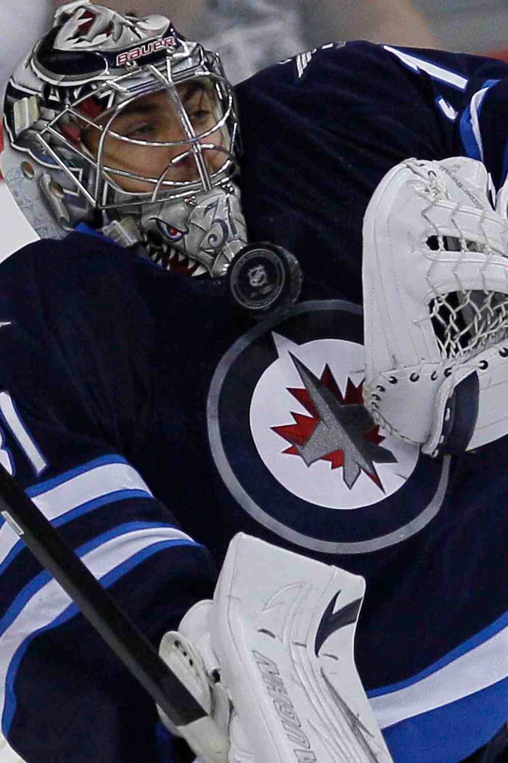 JOHN WOODS / WINNIPEG FREE PRESS
Winnipeg Jets goaltender Ondrej Pavelec makes a save against the Washington Capitals.