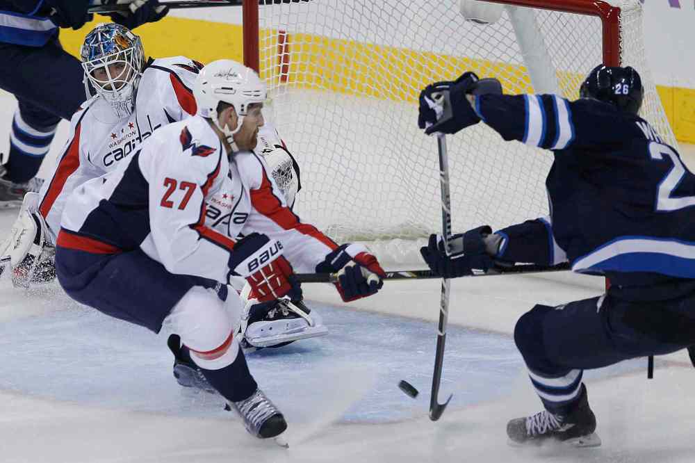 JOHN WOODS / WINNIPEG FREE PRESS
Winnipeg Jets forward Blake Wheeler misses this opportunity to score on Washington Capitals goaltender Braden Holtby as Capitals defenceman Karl Alzner defends.