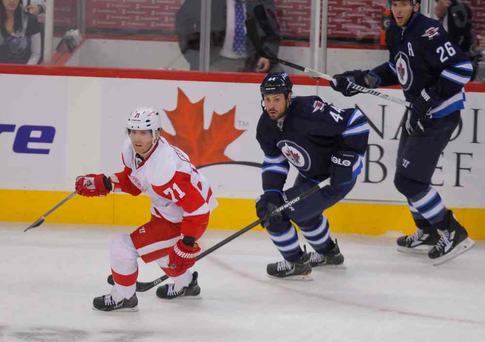 BORIS MINKEVICH / WINNIPEG FREE PRESS
Detroit Red Wings forward Daniel Cleary skates ahead of Winnipeg Jets players Zach Bogosian and Blake Wheeler.