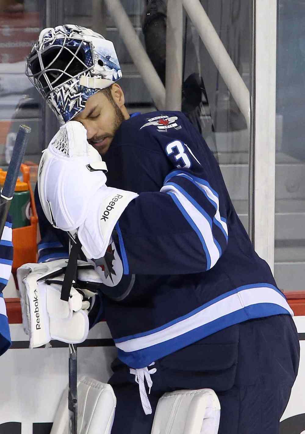 TREVOR HAGAN / THE CANADIAN PRESS
Jets goaltender Ondrej Pavelec takes a breather during a stoppage of play in the third period.