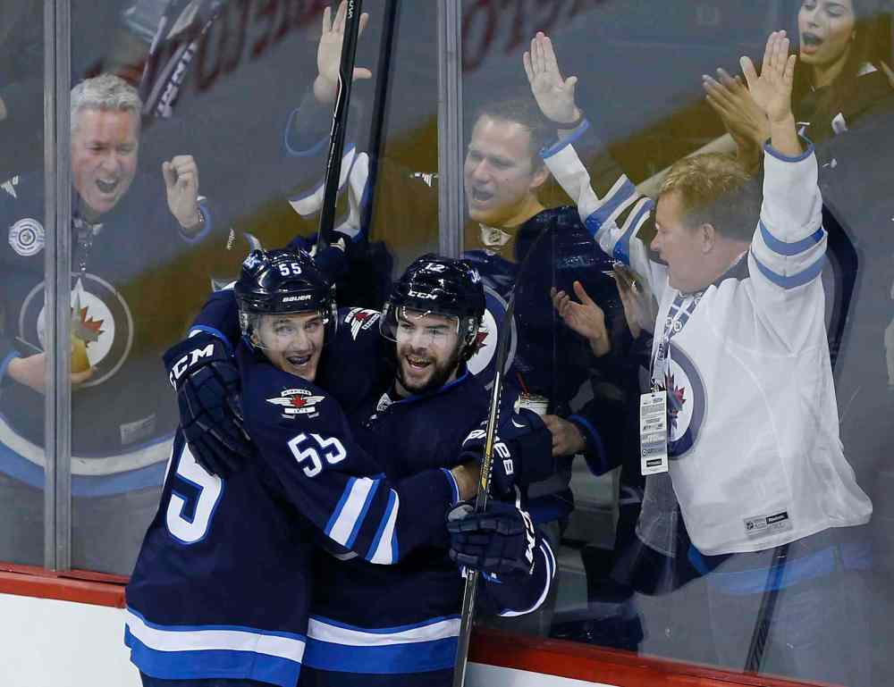JOHN WOODS / WINNIPEG FREE PRESS
Winnipeg Jets forwards Mark Scheifele, left, and Drew Stafford celebrate Stafford's first-period goal against the Los Angeles Kings.