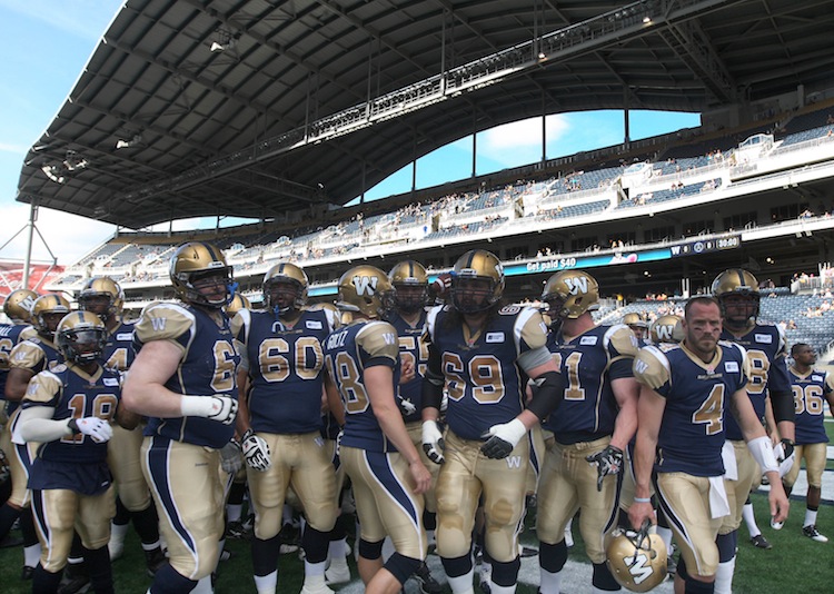 JOE BRYKSA / WINNIPEG FREE PRESS
The Winnipeg Blue Bombers head off the turf following their pre-game warm-up in Investors Group Field.