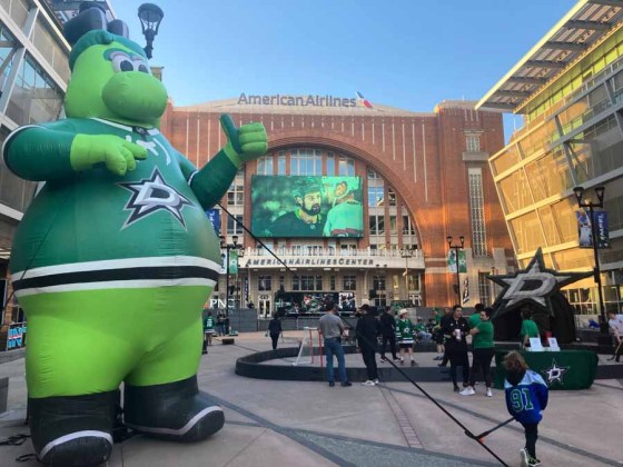 The scene outside American Airlines Center last week about an hour before the Jets took on the Stars. (Mike McIntyre / Winnipeg Free Press)