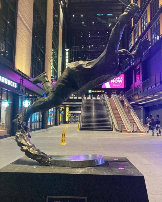 Bobby Orr continues to soar outside TD Garden in Boston. (Mike McIntyre / Winnipeg Free Press)