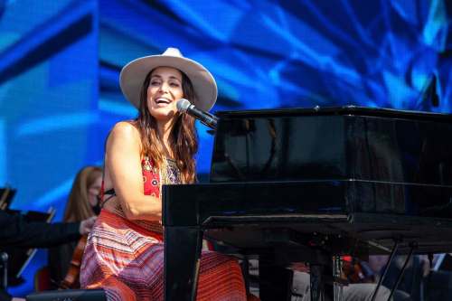 Winnipeg-born Chantal Kreviazuk entertains concert goers. (Daniel Crump / Winnipeg Free Press)