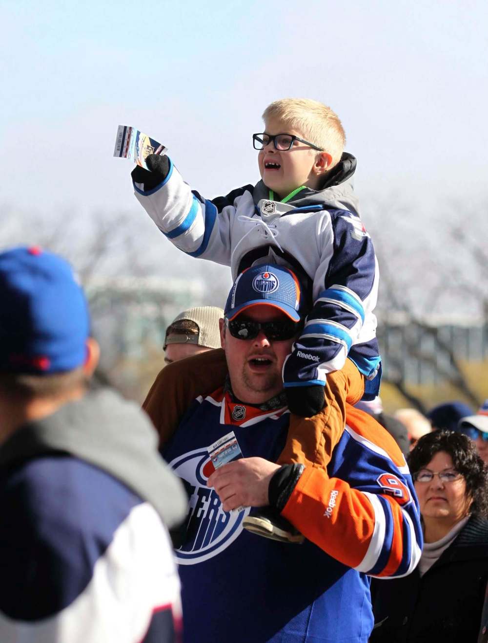 RUTH BONNEVILLE / WINNIPEG FREE PRESS
Five-year-old Jason Stratuliak holds his ticket to the alumni game while sitting on his dad Jason's shoulders in line to get into stadium Saturday.