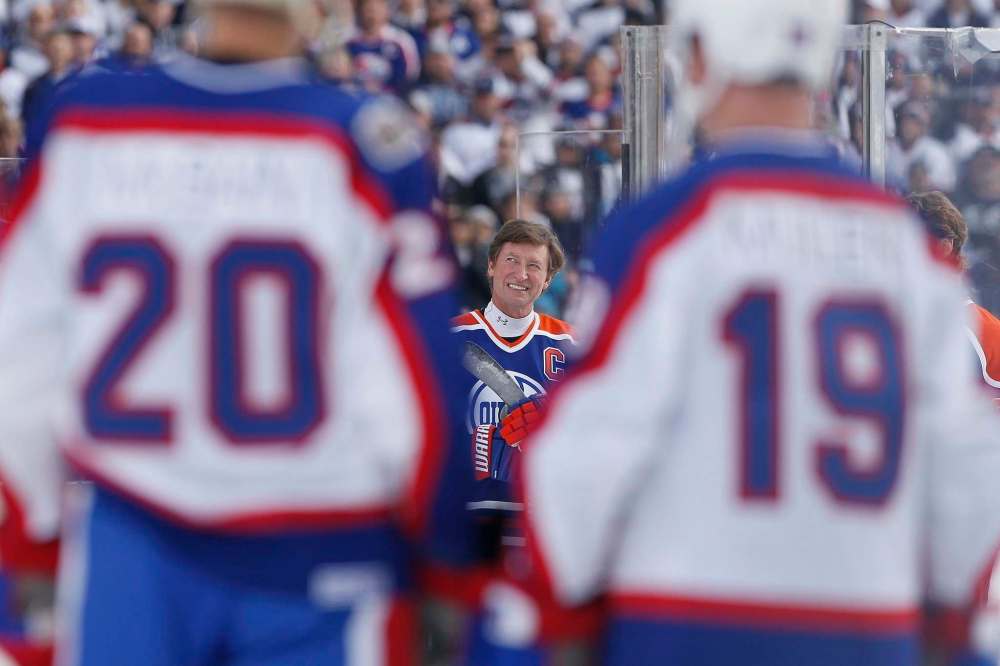 JOHN WOODS / THE CANADIAN PRESS
Former Edmonton Oiler Wayne Gretzky smiles at the crowd at Investors Group Field prior to the first period of the NHL Heritage Classic Alumni game.