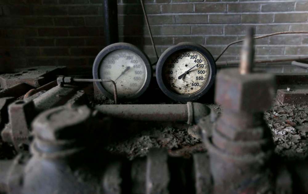 WAYNE GLOWACKI / WINNIPEG FREE PRESS
Old gauges gather dust.
