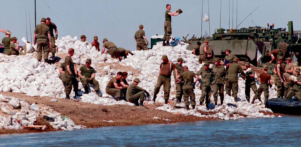 Soldiers load boats off the Floodway embankment with sandbags destined for threatened communities south of Winnipeg. (Jeff Debooy / Winnipeg Free Press files)