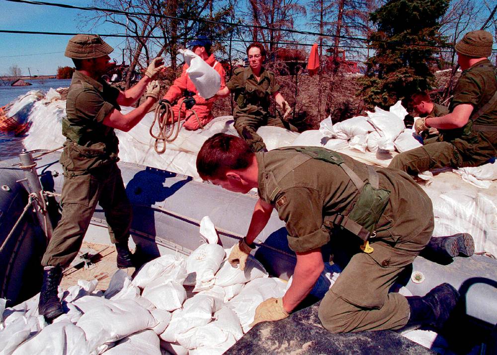Navy Zodiacs deliver sandbags to a Winnipeg property. (Jeff Debooy / Winnipeg Free Press files)