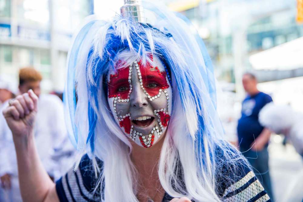 MIKAELA MACKENZIE / WINNIPEG FREE PRESS
Sheila Hathaway waits in line for the Whiteout street party.