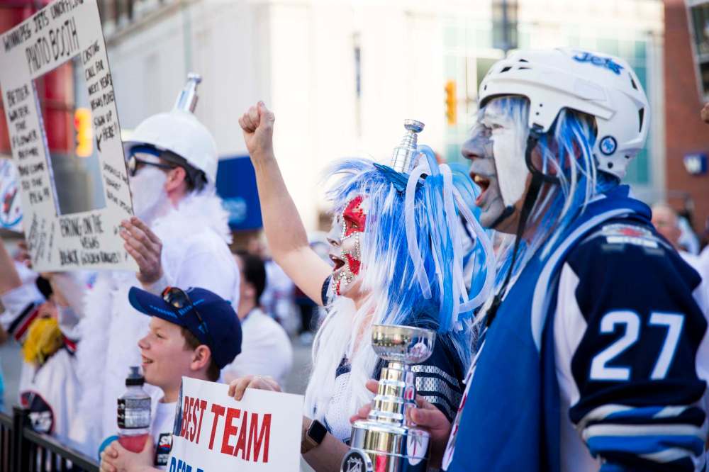 MIKAELA MACKENZIE / WINNIPEG FREE PRESS
Sheila Hathaway cheers for the cameras at the Whiteout street party.