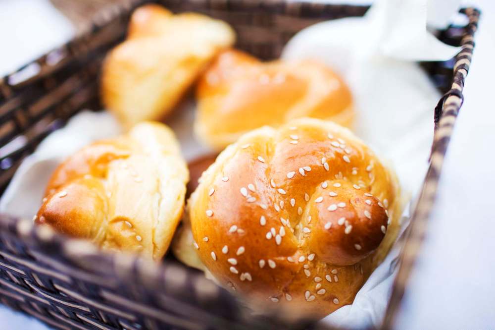 Challah buns at a Shabbat supper. (Mikaela MacKenzie / Winnipeg Free Press)