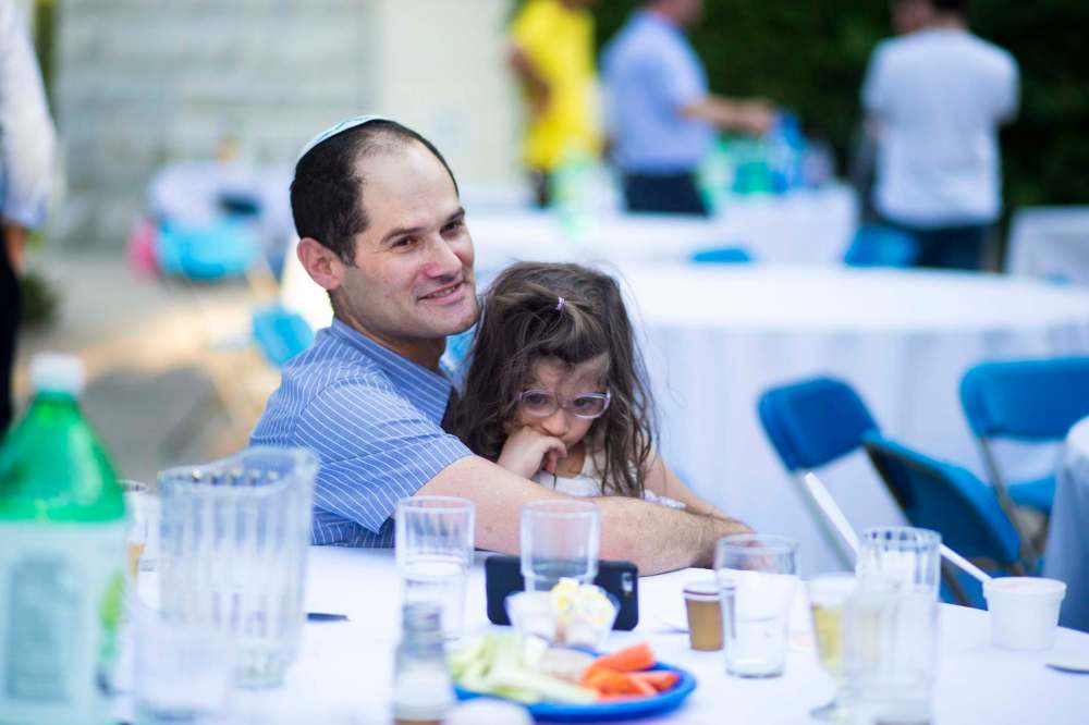 Omri Makaber and his four-year-old daughter Abigail hang out after a Shabbat supper. (Mikaela MacKenzie / Winnipeg Free Press)