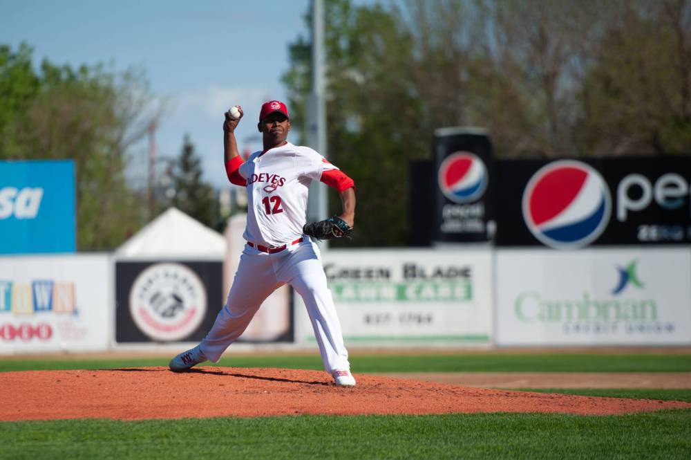 ETHAN CAIRNS / WINNIPEG FREE PRESS
Goldeyes pitcher Luis Ramirez delivers the ball Wednesday at Shaw Park against the Cleburne Railroaders.